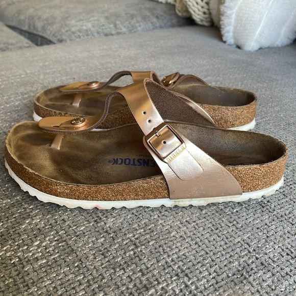 BIRKENSTOCK Gizeh Metallic Sandal! - Picture 5 of 10